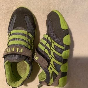 Boys shoes- size 4